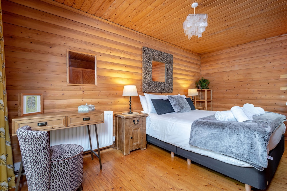 Redlands Country Lodge Log Cabin Apartments & WeeBothy