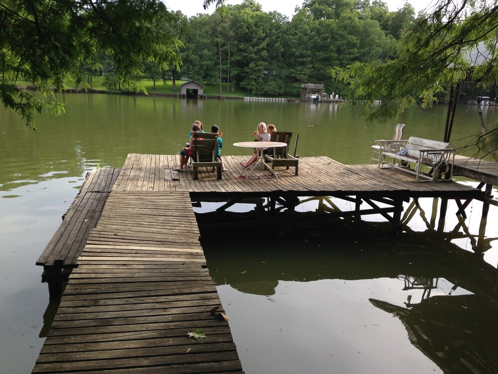 The Fish Camp 4 Bedroom Lake House Sleeps 12 on Lake Providence with