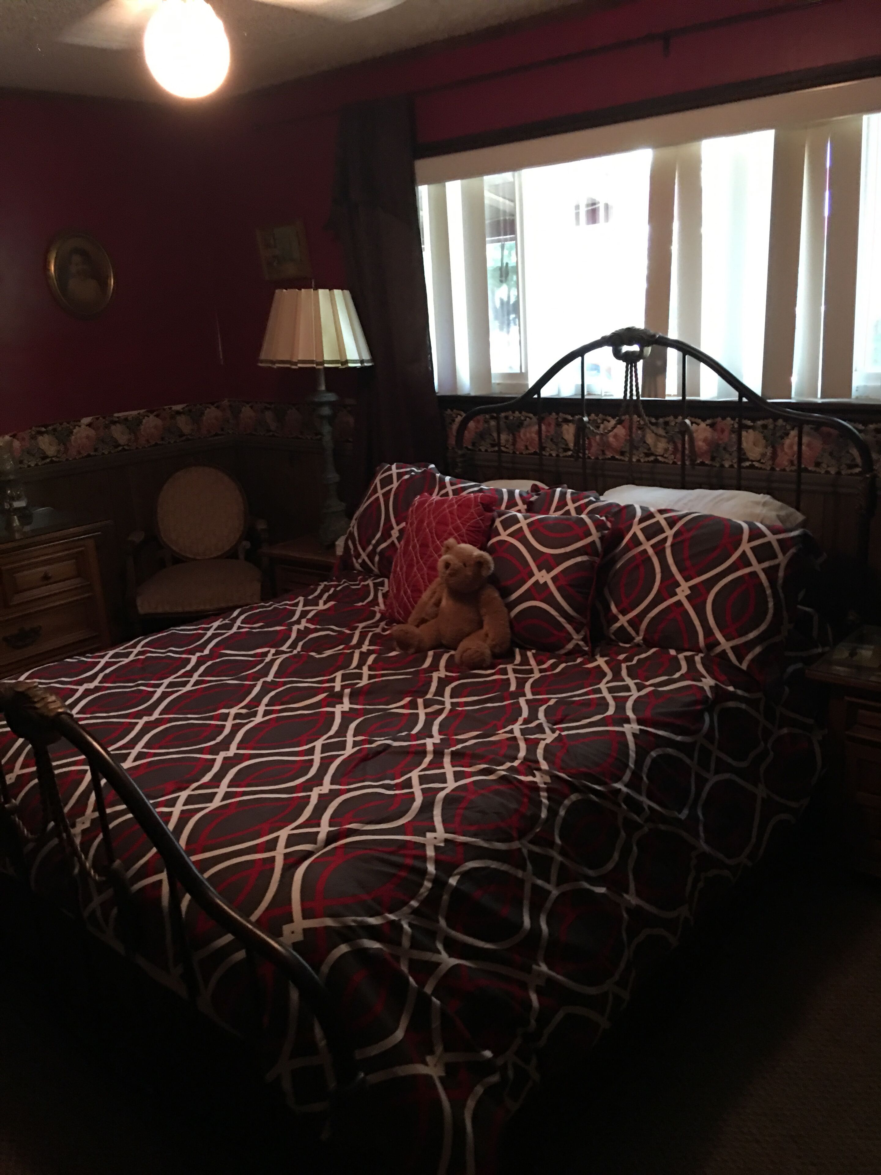 Comfy 70’s retro Cabin<br>Six person spa flat lot quiet<br>Community pool gym open😎 in Arnold, United States