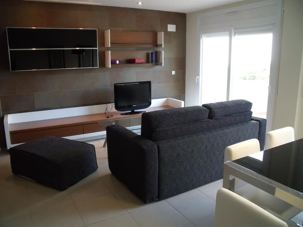 Photo - Agi Drugstore Apartments