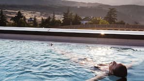 Una piscina cubierta, una piscina al aire libre