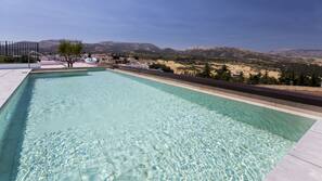 Una piscina cubierta, una piscina al aire libre