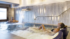 Bañera de hidromasaje en el interior