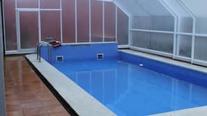 Una piscina cubierta