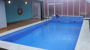 Una piscina cubierta