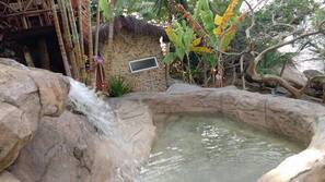 Piscina com cascata