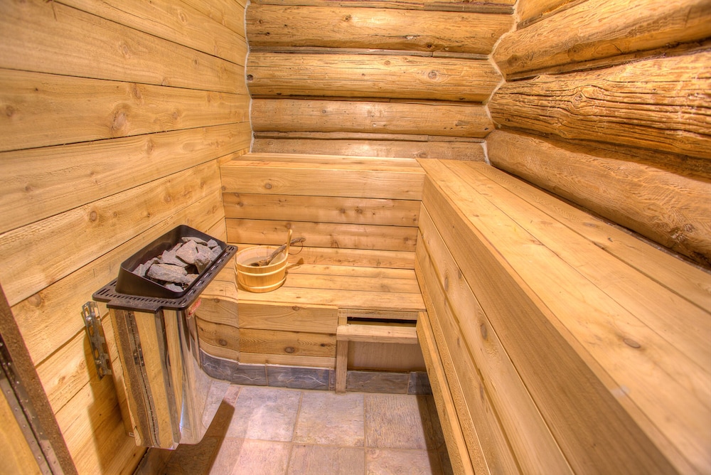 Beautiful Waterfront Log Cabin with Hot Tub and Sauna in Raymond | Best ...