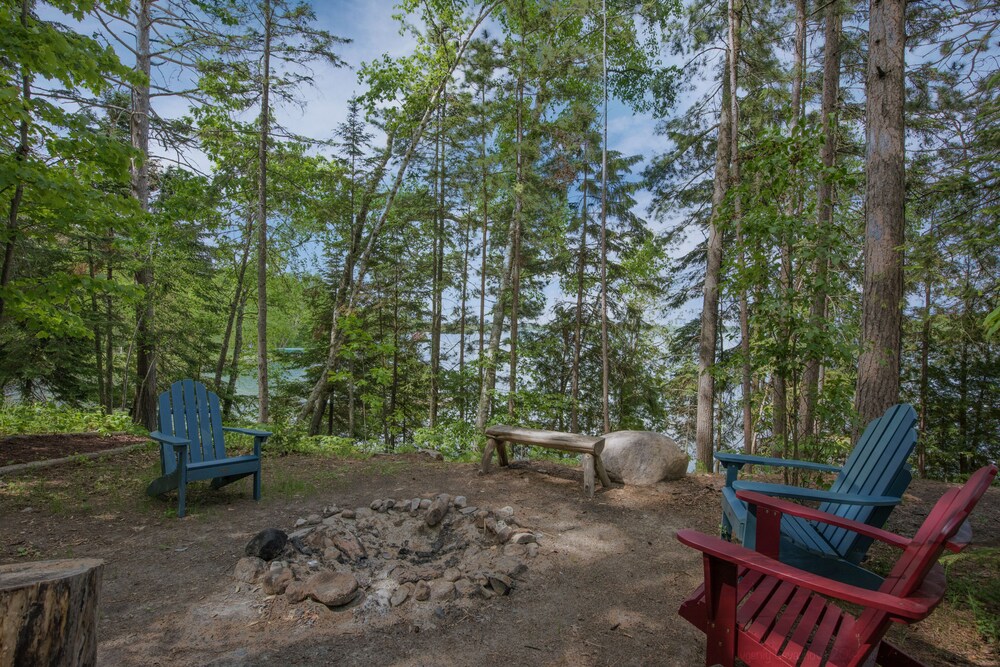 Luxury Modern Cabin On Deer Lake!🦌Hot tub. One of the cleanest lakes in