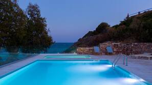 Piscine extérieure, chaises longues