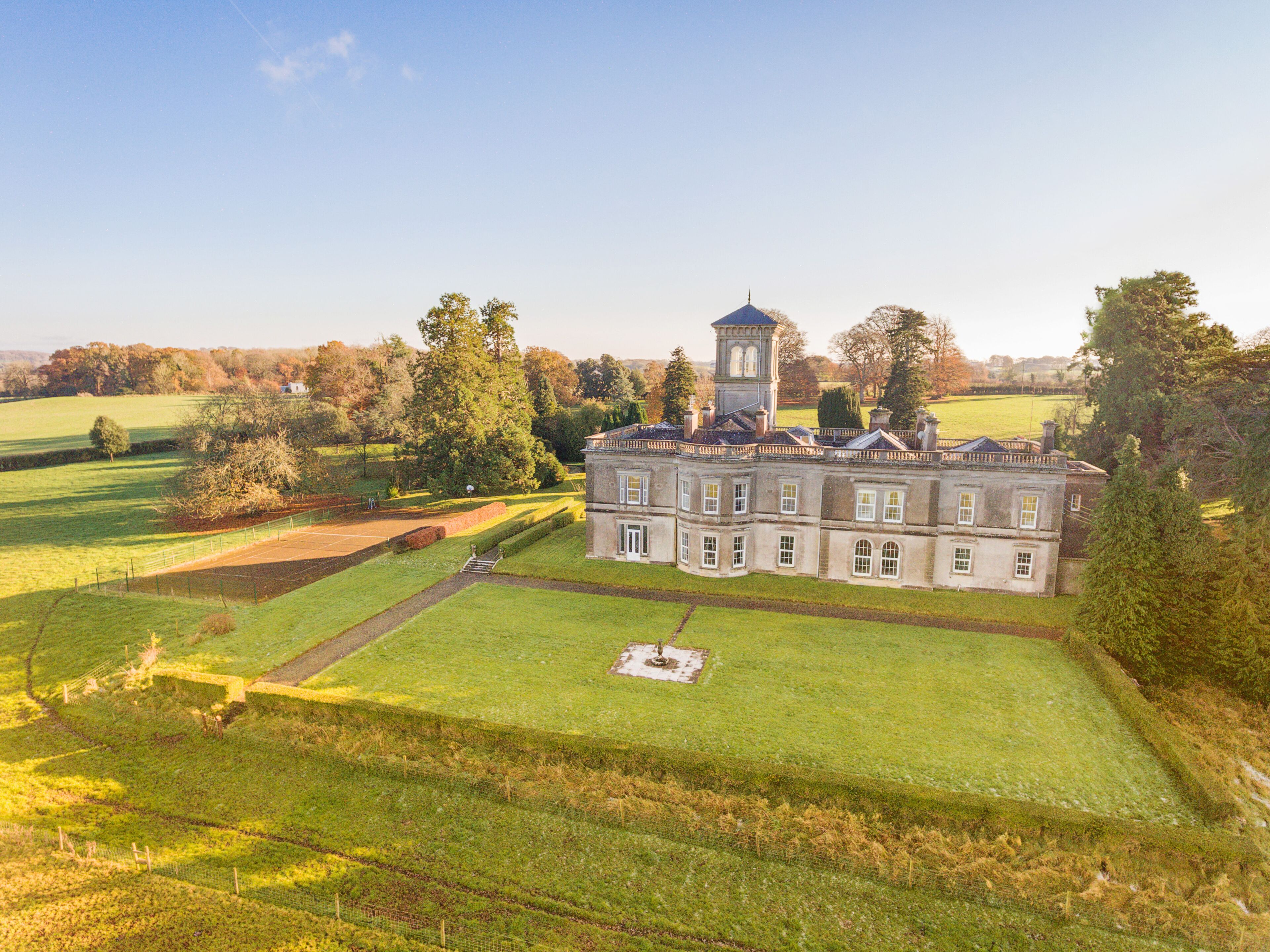 Spectacular Historic Mansion Overlooking Lough Derg In Terryglass