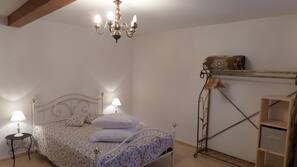 1 chambre, fer et planche à repasser, accès Internet, draps fournis