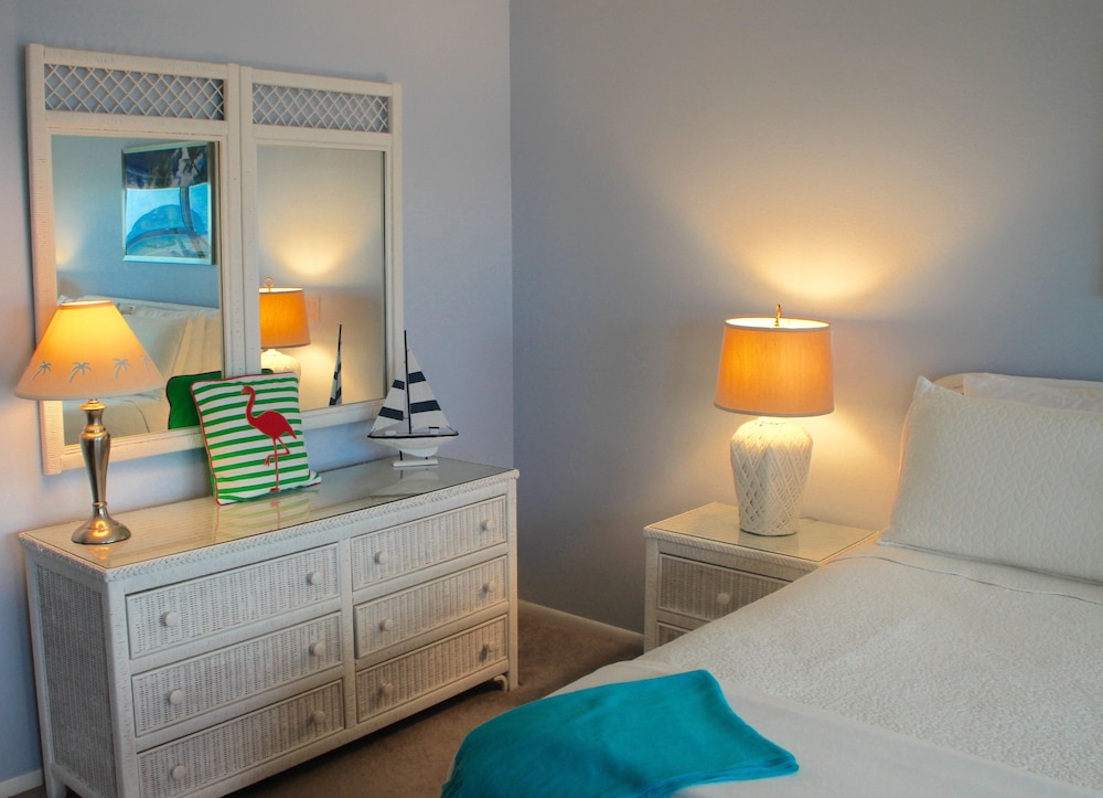 Luxury TOWNHOUSE directly ON GULF/OCEAN Sunset view, Pool, Tennis