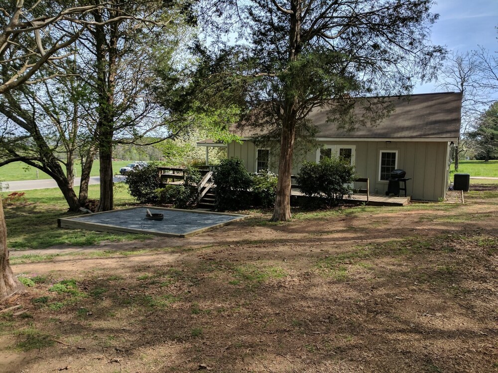 The Farmhouse in Uwharrie—Located at the north entrance to the Forest. in Troy Best Rates