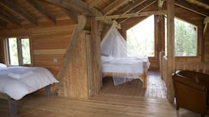 4 bedrooms, iron/ironing board, Internet, linens