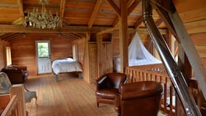 4 bedrooms, iron/ironing board, Internet, linens