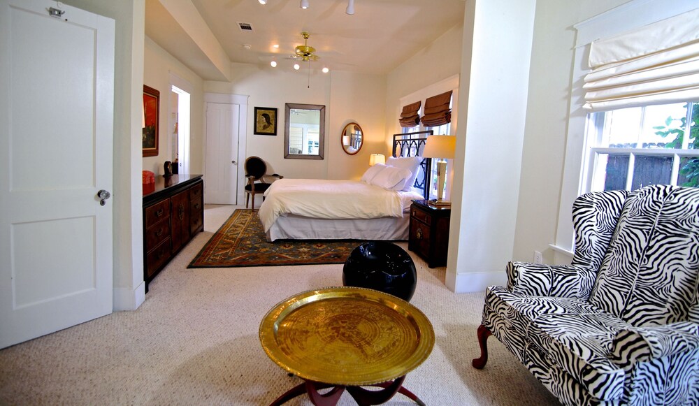 Refuge in the heart of Montrose Houston Vrbo