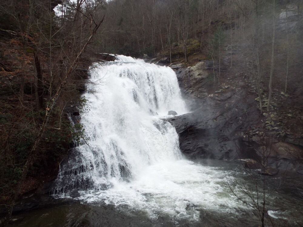 Coker Creek Mountain Log Cabin TNGet away from it all in the Unicoi