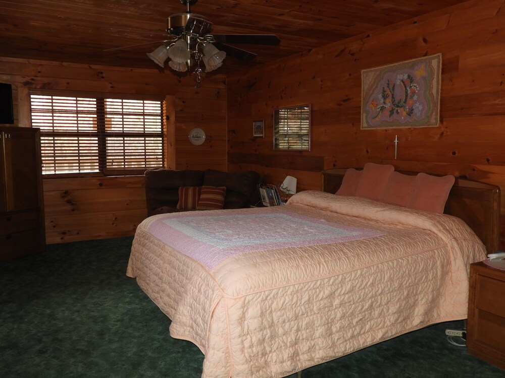 Coker Creek Mountain Log Cabin TNGet away from it all in the Unicoi