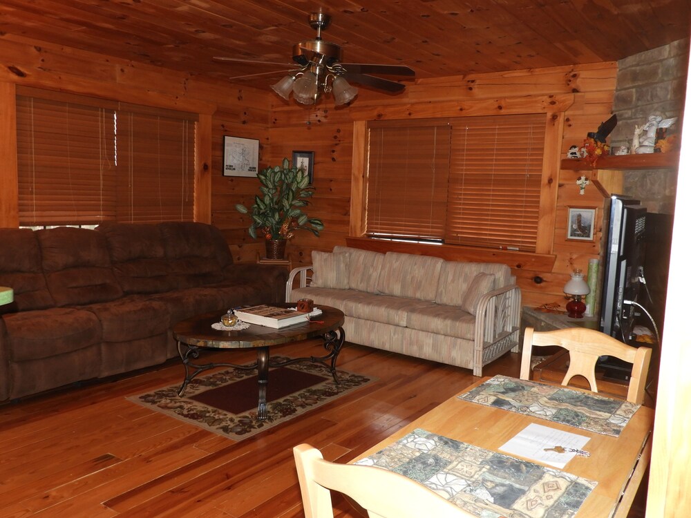 Coker Creek Mountain Log Cabin TNGet away from it all in the Unicoi