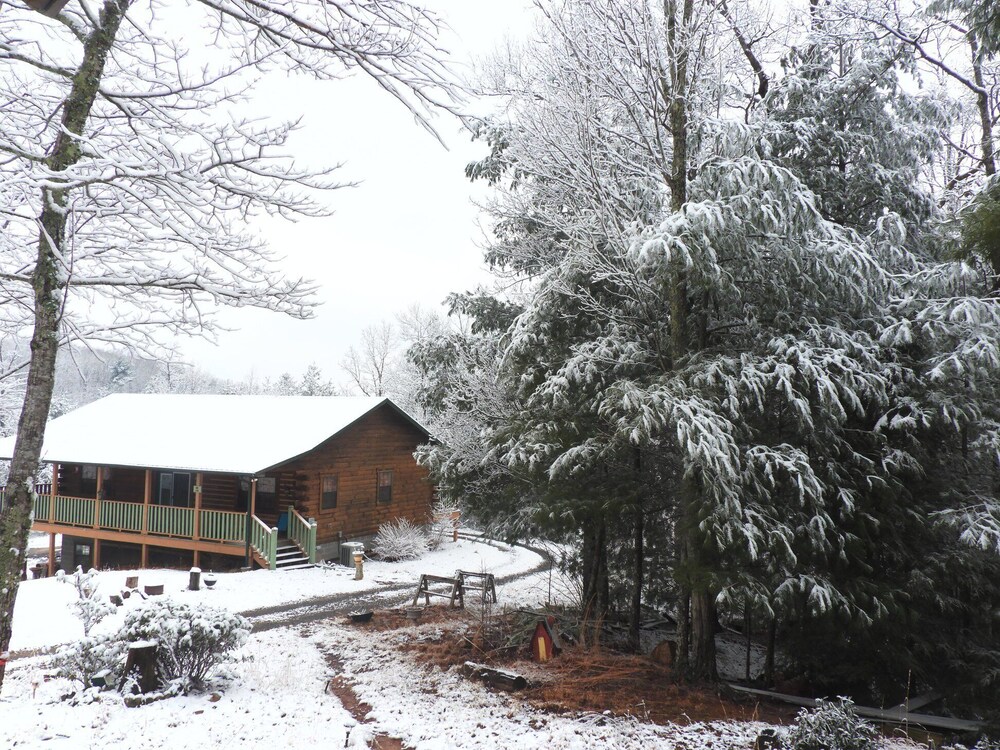 Coker Creek Mountain Log Cabin TNGet away from it all in the Unicoi