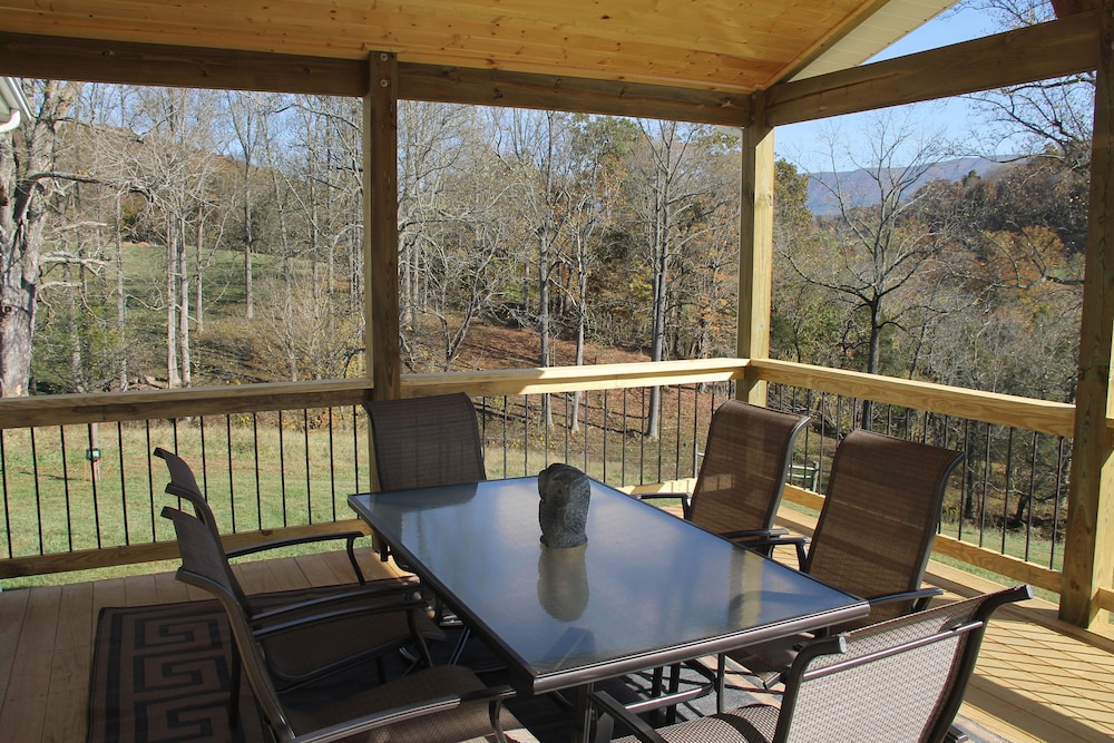 Riverfront home on South Holston River Perfect for Fishing, Hiking, Relaxing