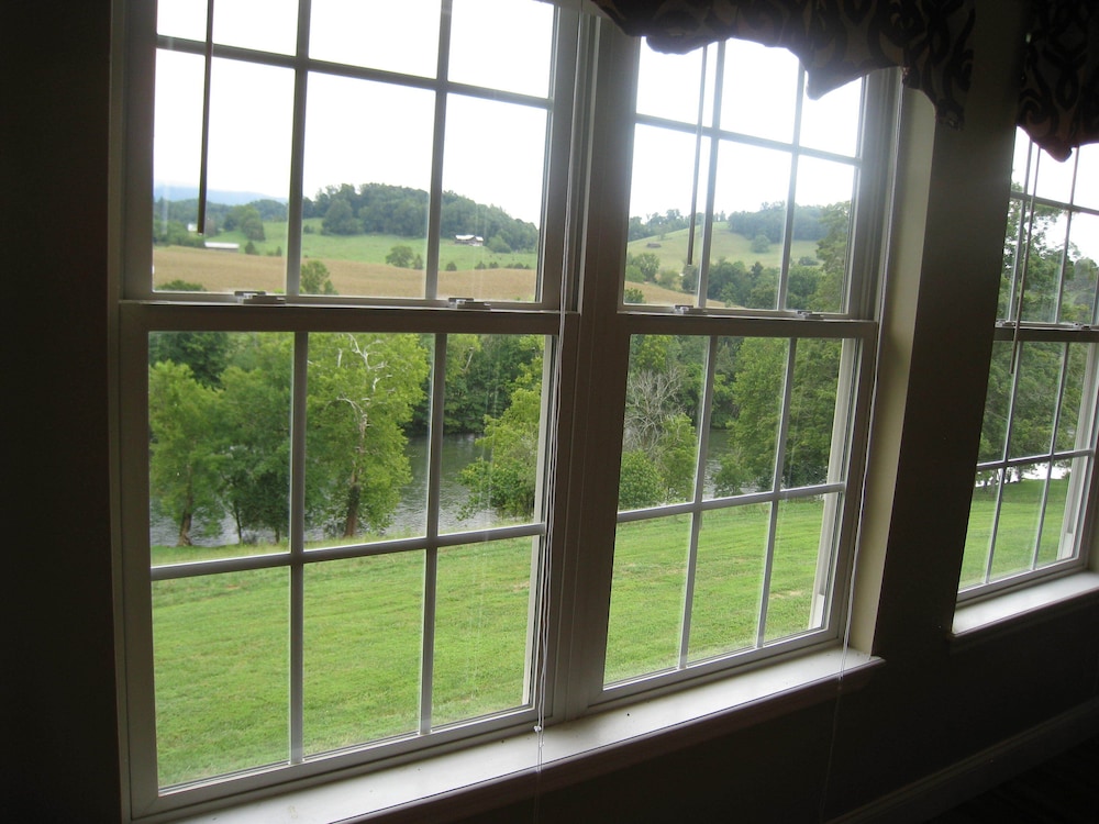 Riverfront home on South Holston River Perfect for Fishing, Hiking, Relaxing