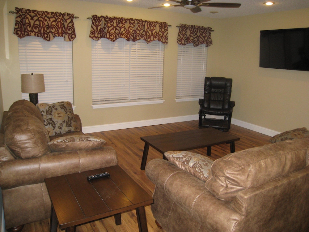 Riverfront home on South Holston River Perfect for Fishing, Hiking, Relaxing