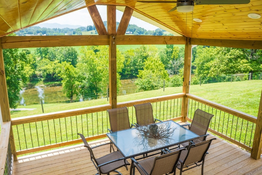 Riverfront home on South Holston River Perfect for Fishing, Hiking, Relaxing