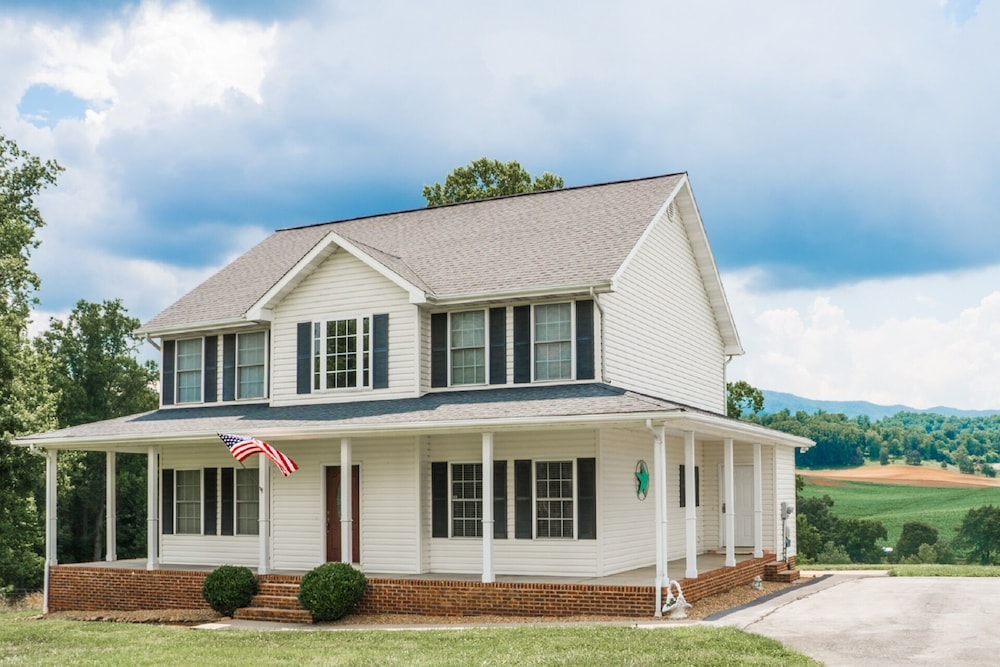 Riverfront home on South Holston River Perfect for Fishing, Hiking, Relaxing