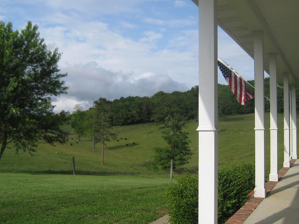 Riverfront home on South Holston River Perfect for Fishing, Hiking, Relaxing