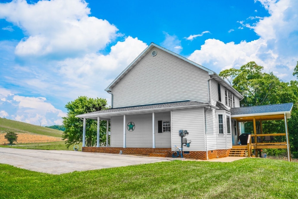Riverfront home on South Holston River Perfect for Fishing, Hiking, Relaxing