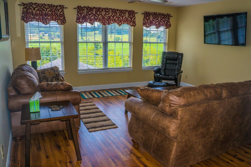 Riverfront home on South Holston River Perfect for Fishing, Hiking, Relaxing