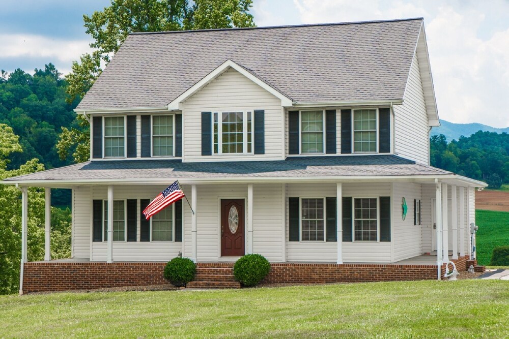 Riverfront home on South Holston River Perfect for Fishing, Hiking, Relaxing