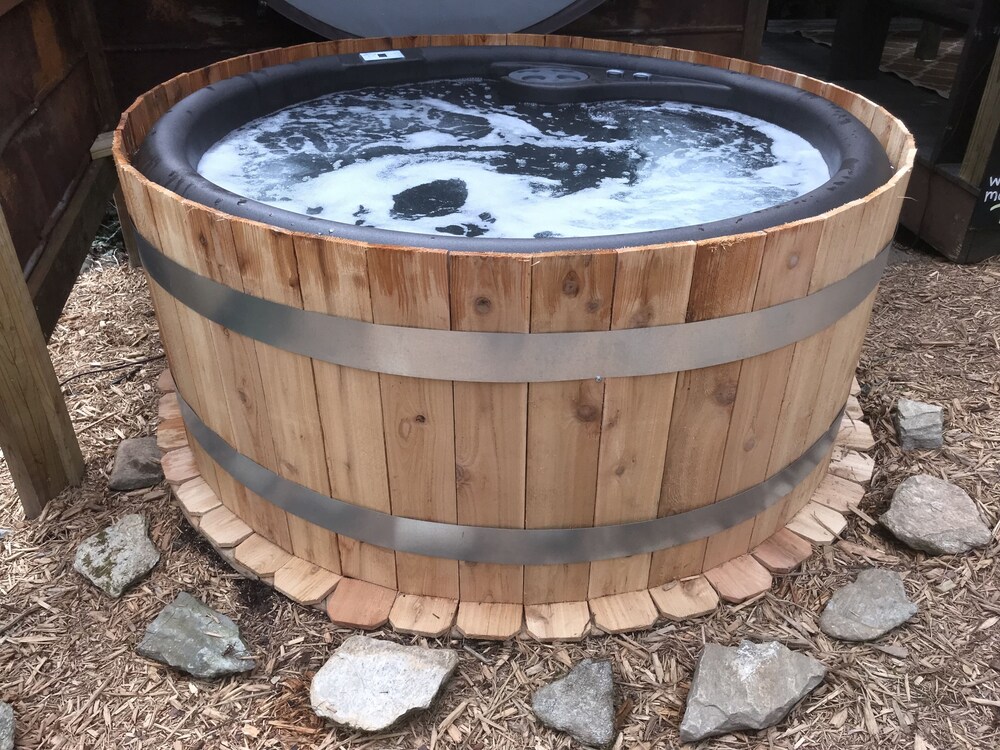 Sensational Waterfall Retreat Hot Tub, Family/Pet Friendly near