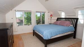 4 bedrooms, iron/ironing board, Internet, linens