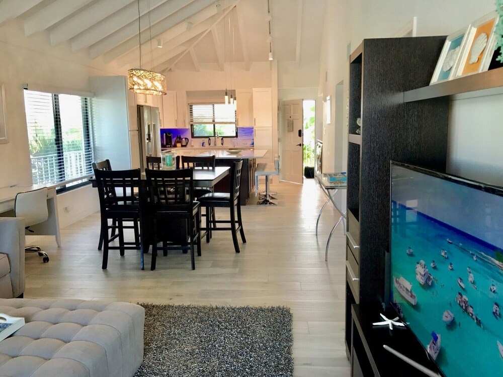 2 Bedroom Beach and Pool Views! SMB in Seven Mile Beach, Cayman Islands
