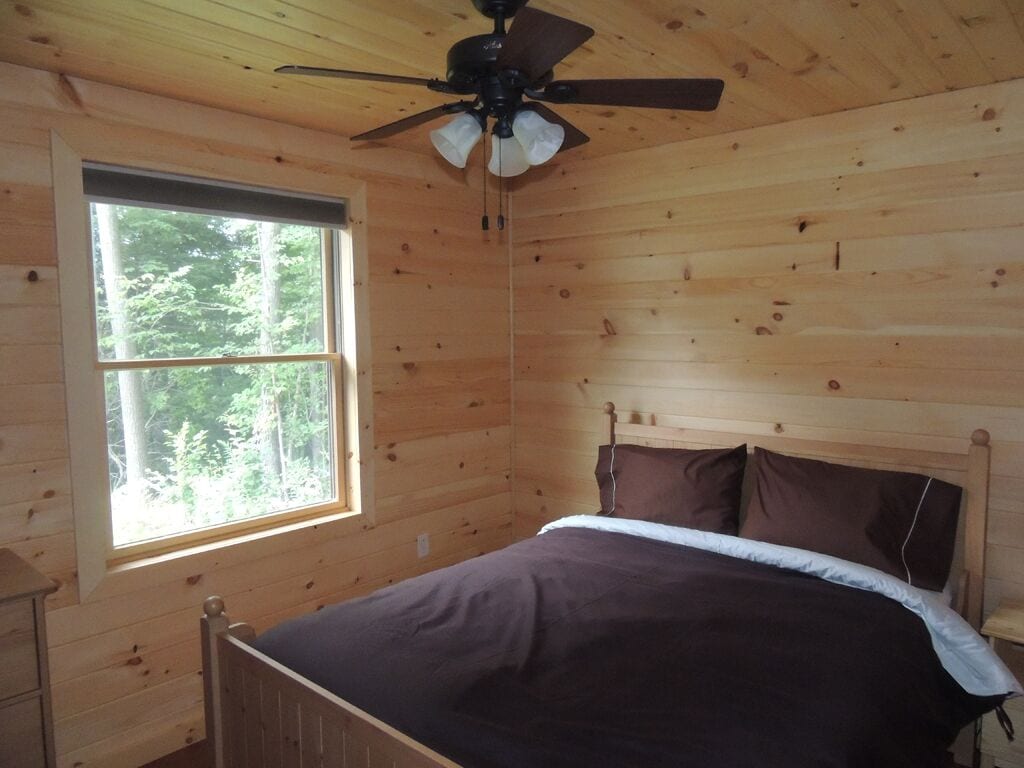 Rustic yet Modern Log Cabin, Cayuga Wine Trail, Dog Friendly, Open Year Round in Romulus, United States