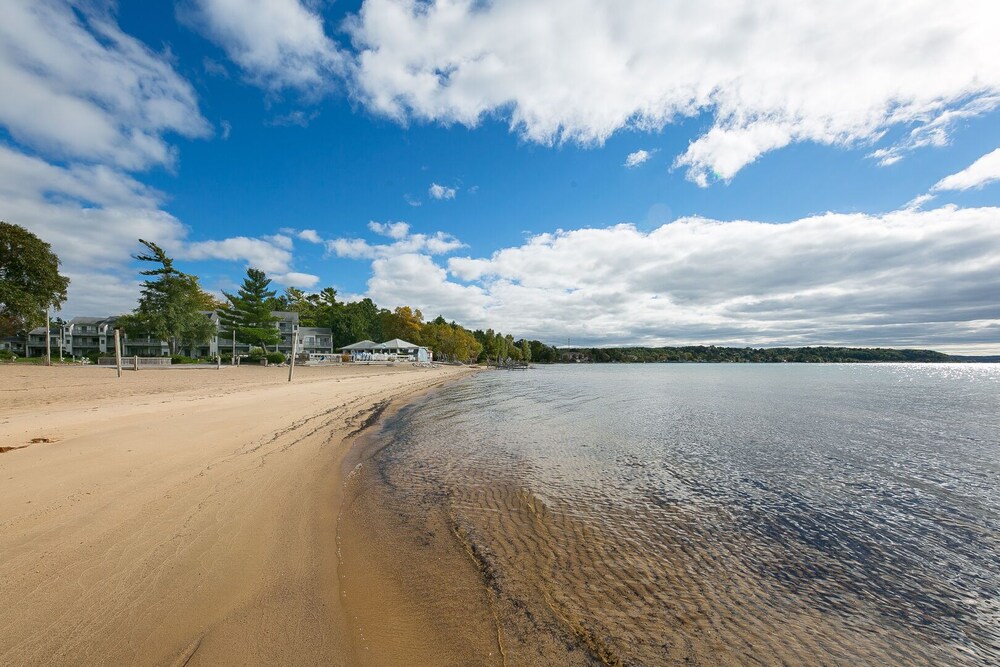 ☀ Grand Traverse Bay Beach Front Condo in Williamsburg Best Rates & Deals on Orbitz
