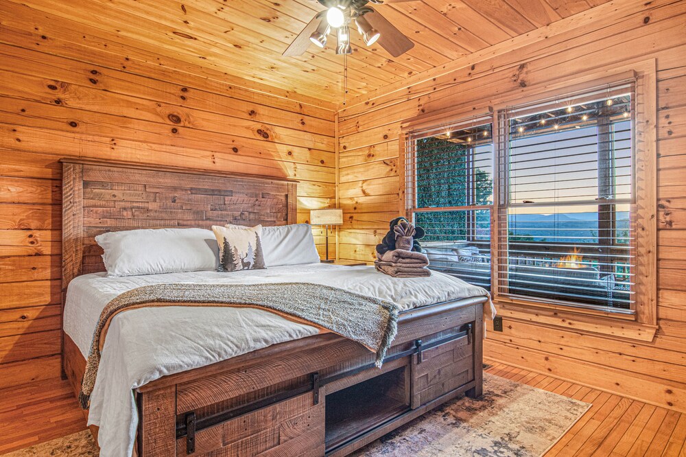 Mtn View Cabin 5 min to Downtown Blue Ridge w/Hot Tub and Firepit