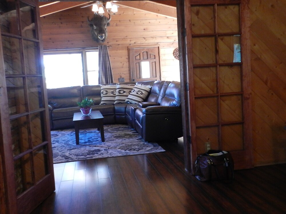 Bison Lodge For Quiet Contemplation, Comfort & Modern Conveniences/Wifi & Pets