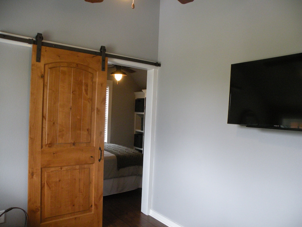 Private, LakeFront, Guest Suite on Lake Granbury, near downtown