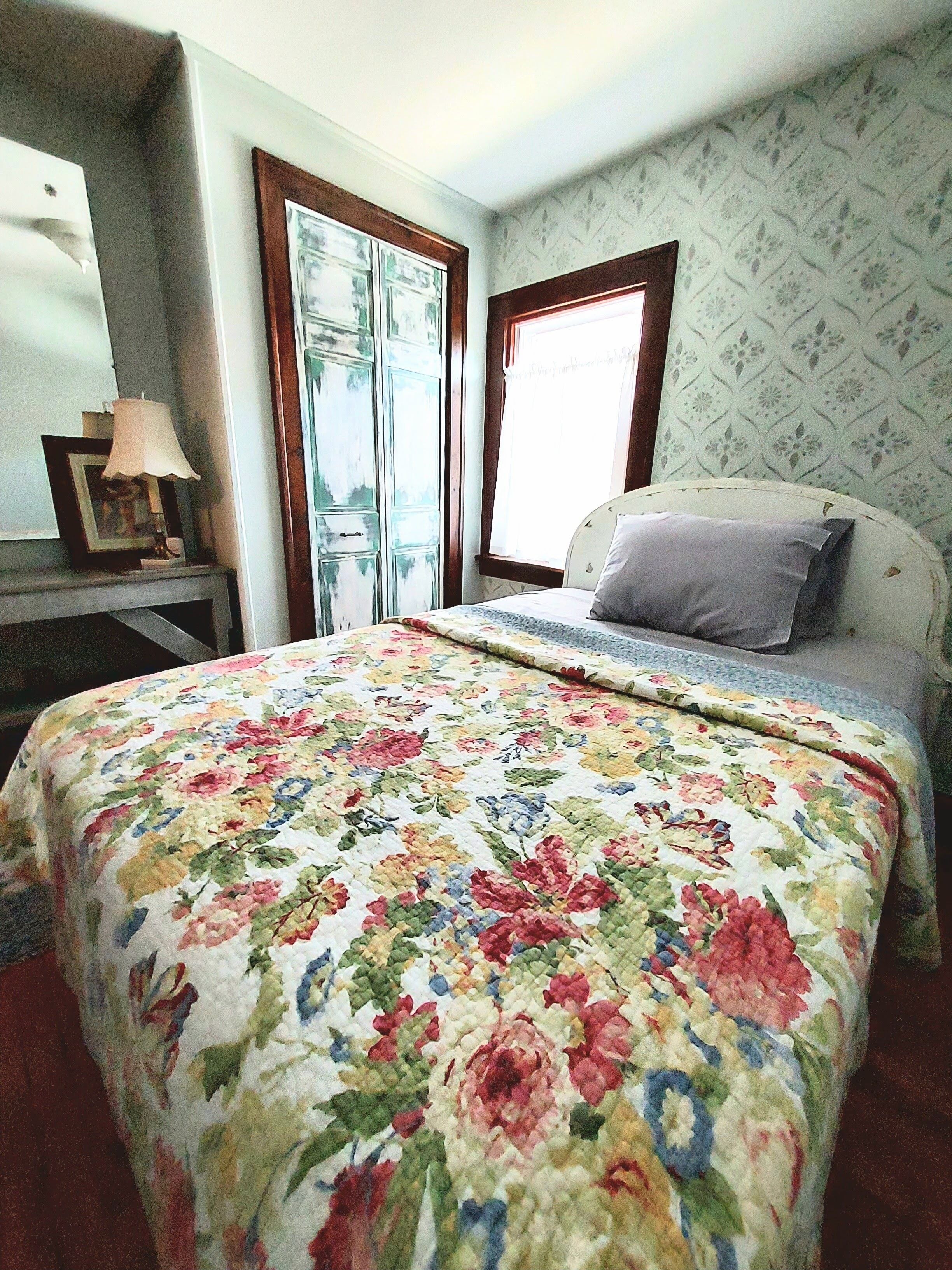 Ezmeralda's ~ Classic  1920's Renovated Bungalow ~  "A Hidden Gem of Geneva" in Austinburg, United States