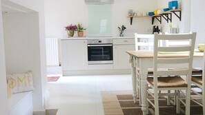 Fridge, oven, hob, toaster