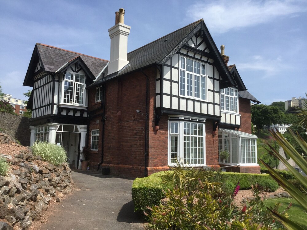 Centrally Located Pet Friendly One Bed Apartment Close To