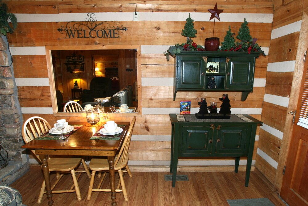 Real Log Cabin. Pet Friendly, fenced yard! Only 5 Min to Pigeon