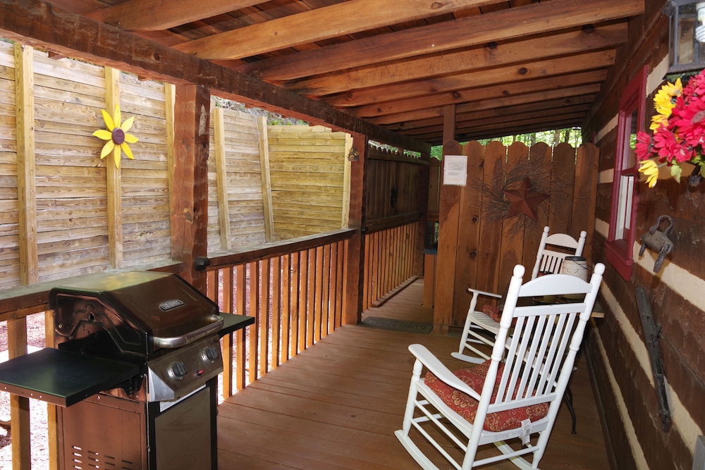 Real Log Cabin. Pet Friendly, fenced yard! Only 5 Min to Pigeon