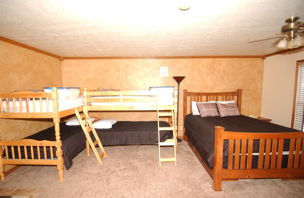 Brian Head Platinum Studio, PoolJacuzzi, SkiIn/Out, , Sleeps 7