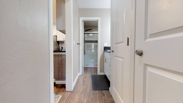 2 bedrooms, WiFi, linens
