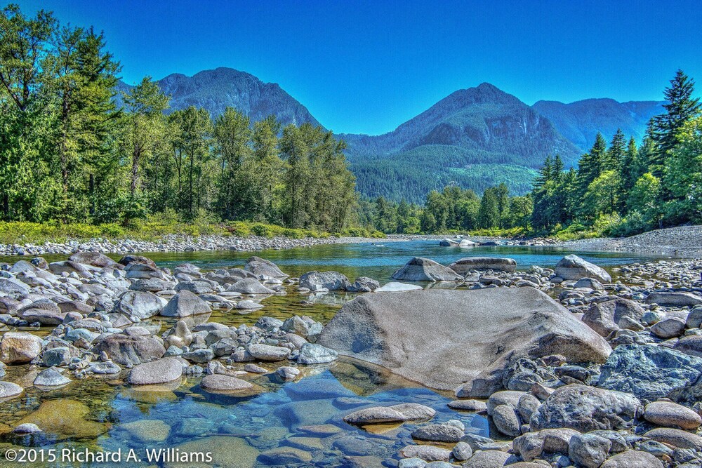 Romantic 5 star Skykomish river front home in Gold Bar Best Rates