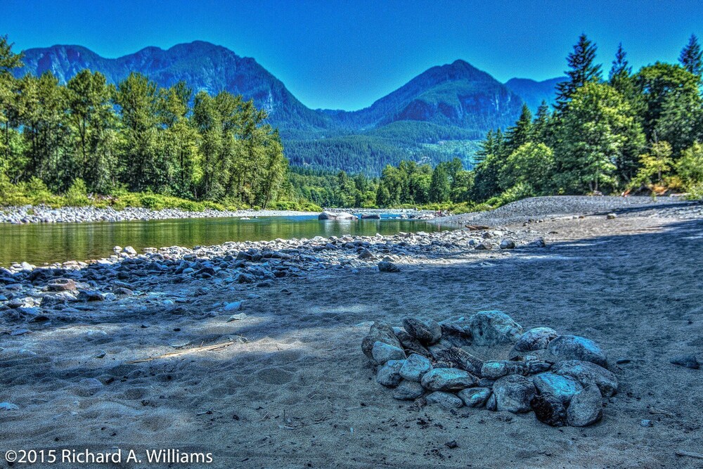 Romantic 5 star Skykomish river front home in Gold Bar Best Rates